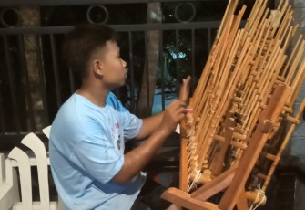 Latihan Kesenian Tek Tek bersama Satgas TMMD dan Remaja Bukti Keakraban TNI