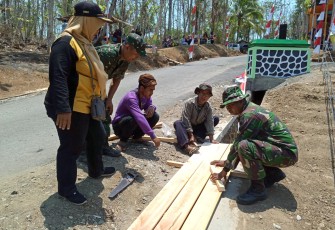 Kadus Saminah pun Ikut Arahkan Bangun Jembatan Kecil