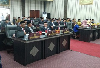 Anggota DPRK Aceh Singkil saat mengikuti rapat paripurna diruang rapat utama gedung dewan setempat.