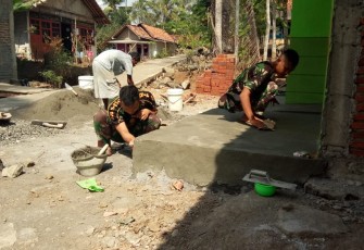 Dua TNI Yonif 405 Rapikan Teras RTLH di Lokasi TMMD 106 Kodim Cilacap