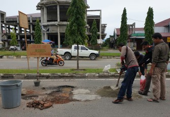 Wartawan Lhokseumawe dan Aceh Utara Tambal Jalan Berlubang