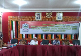 Bupati Aceh Singkil Dulmusrid saat nembuka sosialisasi.