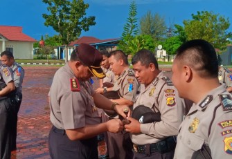 Kapolres Aceh Singkil AKBP Andrianto Argamuda Sik ketika melakukan pemeriksaan personel dihalaman Mapolres setempat.