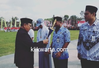 Bupati Blitar Drs. Rijanto saat memberikan penghargaan kepada sejumlah pemuda Kabupaten Blitar yang berprestasi.