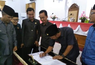 Penandatanganan SK Program Kerja oleh Ketua DPRD Kabupaten Seluma
