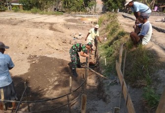 Warga Gandeng Babinsa Gotong Royong Buat Embung