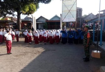 Sertu M Ali Jadi Inspektur Upacara Pada Pelaksanaan Kegiatan Upacara Pengibaran Bendera di SD Negeri 01 Kranggan