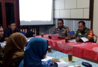 Sertu Joko sm Babinsa Desa Duwet Koramil 22/Wonosari Kodim 0723 Klaten Menghadiri Musyawarah Desa Tentang Rencana APBDes 