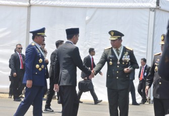Pangdam Jaya Mayjen TNI Eko Margiyono beserta Kapolda Metro Jaya Irjen Pol Gatot Eddy Pramono saat menyambut kedatangan Bapak Presiden RI Joko Widodo