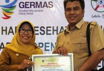Kepala Desa Margasari Menerima Sertifikat Penghargaan Desa Margasari ODF/Bebas Buang Air Sembarangan Tahun 2019 dari Pemkab Tegal 