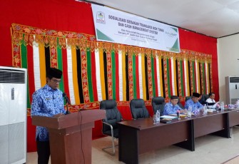 Kepala BPKK Aceh Singkil Aidil Yudi Irawan saat menyampaikan laporannya dalam sosialisasi gerakan transaksi non tunai dan cash management system