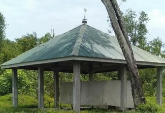 Lokasi makam Syekh Abdul Rajak ditengah hutan belantara Singkil Lama Kabupaten Aceh Singkil Provinsi Aceh.