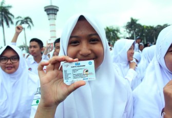 Salah satu pelajar saat menunjukan kartu polis asuransi