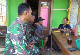 Ngopi Bareng Ala Satgas TMMD di Rumah Warga Desa