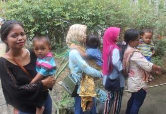 Warga Dusun Kalirau Berbondong Bondong Datangi Posyandu