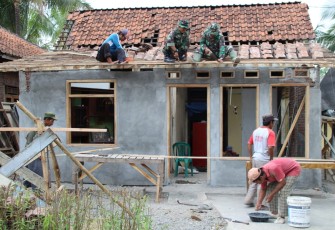 pemasangan genteng