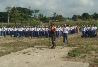 Serka Purwanto dan Serka Catur Widodo Mendampingi Kegiatan Upacara Pengibaran Bendera Marah Putih Di Sekolah Menengah Kejuruan Tunggal Cipta 