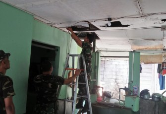 Koramil 12/Manisrenggo Melakukan Perawatan Kantor  