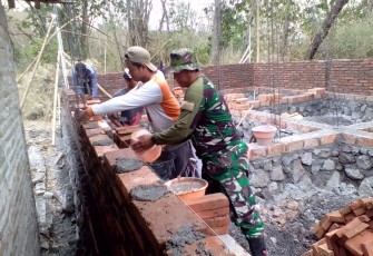 Babinsa Wonosari Bantu Pengerjaan RTLH Di Desa Binaan