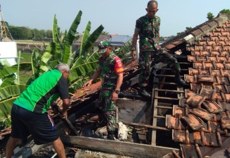 Babinsa dan Warga Bantu Padamkan kebakaran kantor Pos Juwiring