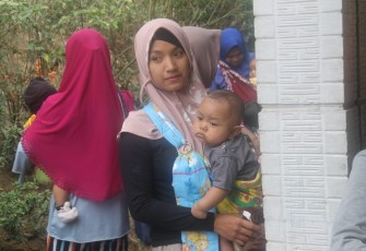 Ibu-Ibu Muda Dusun Kalirau Bawa Anaknya Imunisasi 