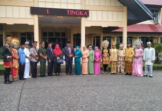 Bupati Aceh Singkil Dulmusrid foto bersama pemuda berprestasi usai menyerahkan penghargaan dihalaman Kantor Bupati setempat.