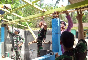Pemasangan Asbes untuk Rehab MCK Mushola Al Mukhlisin Desa Cilibang