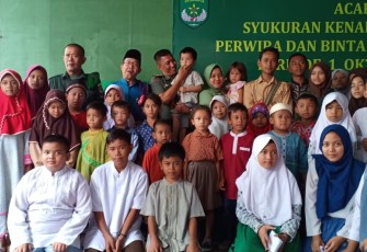 Anggota Kodim 0505/JT Santuni Anak Yatim