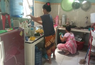  Bu Turiyah (47) dan Bu Tusiyati (31) Warga Desa Cilibang sibuk mempersiapkan hidangan untuk makan siang di dapur
