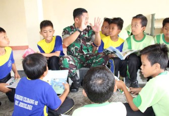 Sertu Mulyono memberikan wawasan kebangsaan serta menjelaskan makna TMMD kepada anak usia SD