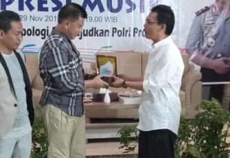 Ketua SMSI Bengkulu Dr Rahimandani saat memberikan cinderamata ke Kapolda Bengkulu Irjen Pol Supratman