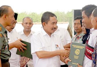 Dandim Pati dampingi Bupati ketika penyerahan PTSL untuk warga