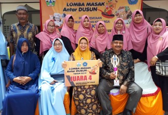 Camat Kecamatan Kota Juang Bireuen Propinsi Aceh Drs Jalaluddin MSi Bersama Kades Reuleuet Hasrulsyah (belakang paki batik) Menyempatkan Diri Berpose Bersama Kaum Ibu Peserta Lomba Juara IV Lomba Masak Antar Dusun Desa Reuleuet Kabupaten Bireuen Minggu 3 November 2019.