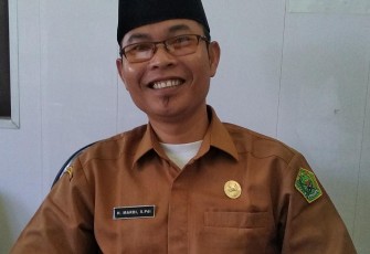 Stafnya Kemenag Aceh Singkil H. Mardi S.Pdi saat ditemui diruang kerjanya.