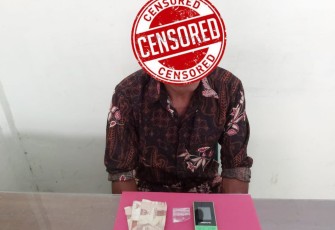 Pelaku tindak pidana penyalahgunaan narkoba AB Warga Kuta Cepu Kecamatan Simpang Kiri Kota Subulussalam saat diamankan berserta barang bukti.