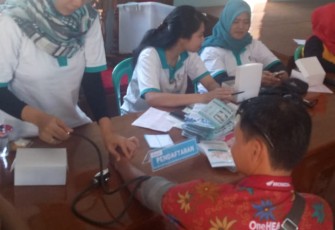 Tenaga medis KSH ketika memeriksa pasien