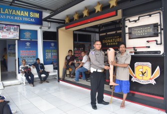SATLANTAS POLRES TEGAL SERAHKAN BANTUAN KAKI PALSU