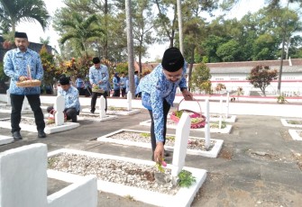 Asisten Adminum Pemkab Blitar Mahadin saat menabur bunga di pusara Pahlawan Kusuma Bangsa