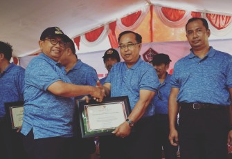 Bupati Blitar Rijanto saat memberikan penghargaan kepada perwakilan kecamatan yang mendeklarasikan wilayahnya terbebas dari ODF