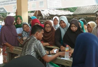 Para ibu-ibu saat antre berbelanja dipasar murah yang dilaksanakan di Pekan Gosong Singkil Utara.
