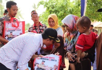 Bupati Parosil Mabsus memberikan secara langsung Seragam sekolah gratis