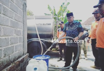 Plt Walikota Blitar Santoso saat melakukan Dropping Air Bersih di Kelurahan Ngadirejo Kota Blitar.