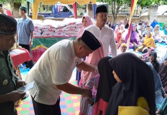 Sekretaris Daerah Kab. Asahan Serahkan Santunan Kepada Kaum Duafa
