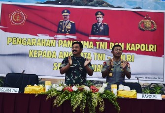 Panglima TNI Bersama Kapolri saat memberikan arahan ke anggota TNI dan Polri se Jayawijaya