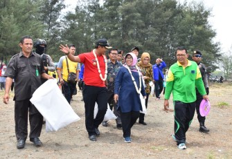 Bupati Tegal Tegal Umi Azizah Bersama 5000 Relawan Bersihkan Pantai Cemara