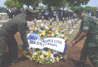 Peletakan karangan bunga di pusara alm Pratu Sajid oleh Kasdim Pati