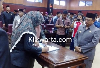 Bupati Blitar Drs Rijanto Saat Menyaksikan Penandatangan Nota Persetujuan APBD Kabupaten Blitar Tahun 2020 di Gedung DPRD Kabupaten Blitar