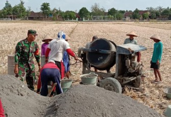 Babinsa Cawas Kerja Bakti Bantu Percepat Pembangunan Talut