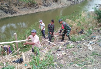 Babinsa Cawas Bersama Warga adakan Kerja Bakti Perbaiki Tanggul
