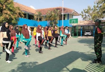 Babinsa Gantiwarno Latih Kedisiplinan Siswa Lewat PBB
